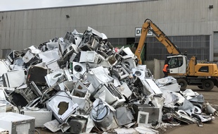 Un tas d'appareils électroniques, à GDE, site de Montoir de Bretagne
