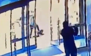 Un homme a violemment agressé une femme asiatique à New York le 29 mars 2021.