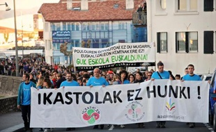 Manifestation en faveur de l'enseignement en langue basque dans les écoles, le 8 novembre 2014 à Ciboure, dans le sud-ouest de la France. Sur le drapeau ouvrant la marche: "Ne touchez pas les ikastolas" (écoles en langue basque)