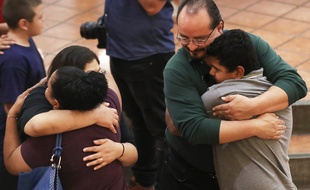 Des familles se sont recueillies dimanche après la tuerie d'El Paso au Texas dimanche 4 août 2019.