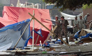 Des soldats égyptiens se tiennent devant la mosquée de Rabaa al-Adawiya, le 15 août 2013 au Caire