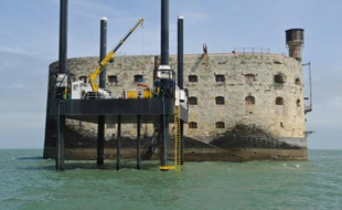 La nouvelle plateforme d'accès au Fort Boyard, le 22 avril 2016, près de la Rochelle
