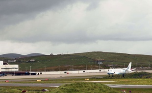 Un avion de la compagnie Flybe dans un aéroport écossais.