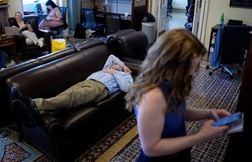 « Sans ça, je ne tiens pas »… Ils font la sieste au travail et ils adorent …