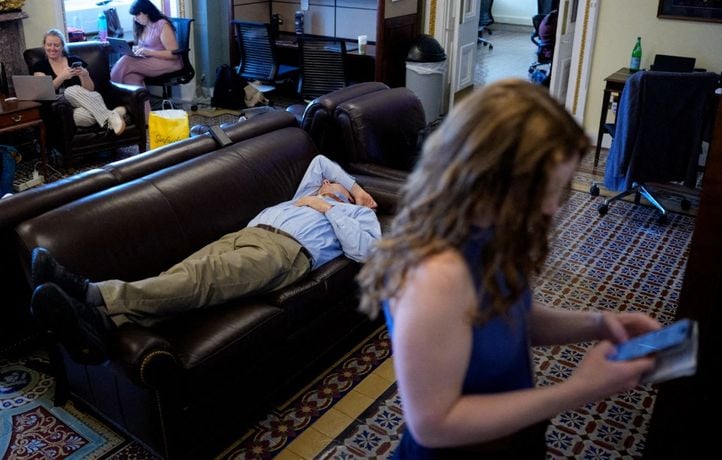 « Sans ça, je ne tiens pas »… Ils font la sieste au travail et ils adorent ça