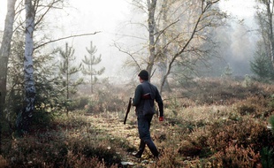 Un homme en train de chasser. (Illustration)