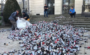 Des représentants de la ZAD déversent des centaines de capsules lacrymogènes devant la préfecture.