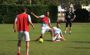 Strasbourg: Les nouveaux racontent leur première à la Meinau sous le maillot du Racing. Ici, Khalid Boutaïb (en rouge, de face) et Anthony Gonçalves)