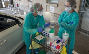 Illustration de soignants faisant des tests PCR en drive à l'hôpital de Purpan, à Toulouse.