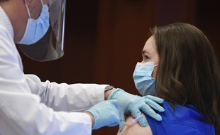 Une infirmière est vaccinée contre le Covid-19 avec le vaccin de Moderna, le 21 décembre, à Hartford, aux Etats-Unis.