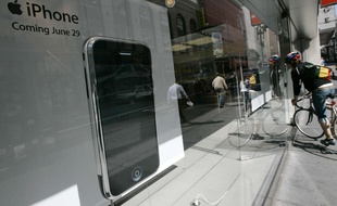 Le premier iPhone dans un Apple Store de Sans Francisco en 2007