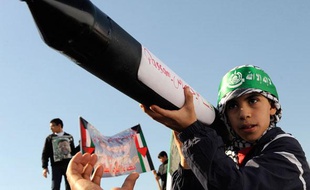 Un jeune garçon défile en exhibant un faux lance-roquette lors d'une manifestation pour protester contre l'offensive israélienne à Gaza, Koweit City, le 9 janvier 2009.