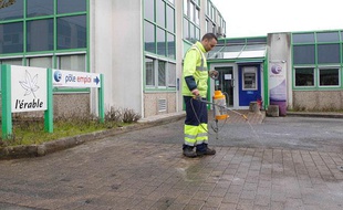 Un employé municipal nettoie le sol après l'immolation d'un homme devant une agence Pôle Emploi de Nantes (Loire-Atlantique).