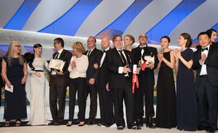 Le jury de Jane Campion (à g.) lors de la cérémonie de clôture du 67e festival de Cannes, avec Nuri Bilge Ceylan (le 3e à g.) entre autres lauréats