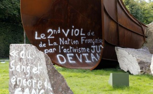 Photo prise le 6 septembre 2015 à Versailles de l'oeuvre "Dirty Corner" de l'artiste britannique Anish Kapoor, à nouveau vandalisée
