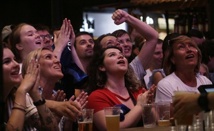 Le match France-Croatie a été suivie par des téléspectateurs dans le monde entier, comme ici à Moscou.