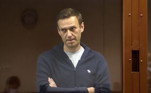 Alexei Navalny derrière la vitre du box des accusés, lors de son procès à Moscou, le 12 février 2021.