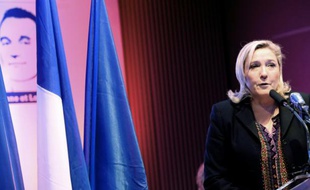 Marine Le Pen à Hayange (Moselle) pour soutenir la tête de liste dans l'Est et numéro deux du parti, Florian Philippot, le 25 novembre 2015