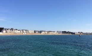 La station balnéaire de Quiberon, ici vue depuis le bateau menant à Belle-Ile, dans le Morbihan.