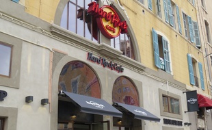 Marseille 24 NOVEMBRE 2014 La collection d'objets culte du Hard Rock CafÈ