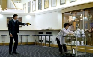 Le joueur des Queen's Park Rangers, Joey Barton, stoppe une serveuse avec un taser pour une publicité.