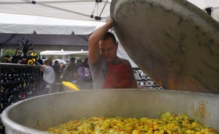 Six mille portions de curry végétarien, préparées avec des légumes pas assez beaux pour être vendus, ont été offertes samedi à Paris lors d'une opération visant à dénoncer le gaspillage alimentaire qui s'élève à plusieurs millions de tonnes par an en France.