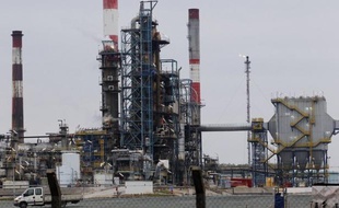 Le premier raffineur indépendant en Europe, Petroplus, qui s'est vu retirer un crédit jugé "indispensable" au bon fonctionnement de ses opérations, a indiqué mardi qu'il ne disposait que de quelques jours pour sécuriser le fonctionnement de ses cinq raffineries.