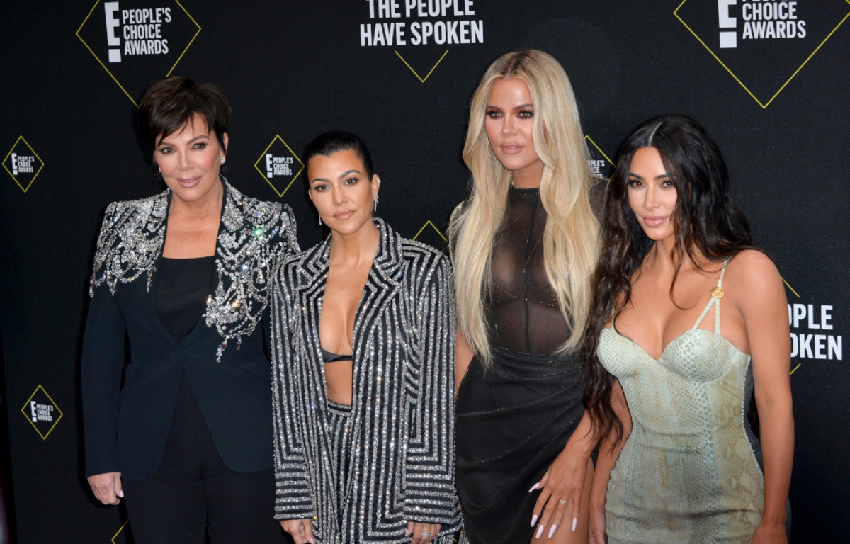 La Famille Kardashian Saison 20 VIDEO. Kim Kardashian et ses sœurs vont tourner elles-mêmes le dernier  épisode de « L'Incroyable Famille Kardashian »