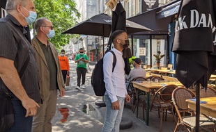Les trois agents de la direction départementale de la protection des populations s'assure que le protocole sanitaire est bien respecté