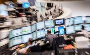 Des traders à la Bourse de Francfort le 16 octobre 2014