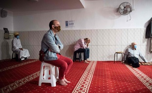 Dans les rares mosquées ouvertes, les fidèles doivent respecter les mesures de distanciation physique (illustration).