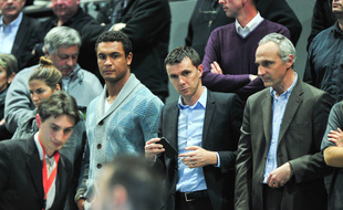 Jean-François Soucasse (au centre), ici en 2012 aux côtés de Thierry Dusautoir lors d'un match de handball de l'équipe de France à Toulouse.