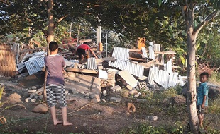 Une maison effondrée après le séisme sur l'île de Lombok, en Indonésie, le 29 juillet 2018.