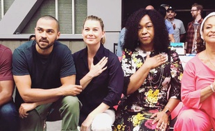 Shonda Rhimes, Jesse Williams, et Ellen Pompeo s'agenouillent pour la justice en plein tournage de «Grey's Anatomy»