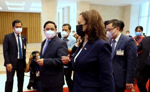 La vice-présidente américaine Kamala Harris a rencontré le Premier ministre vietnamien Pham Minh Chinh à Hanoi le 25 août 2021.