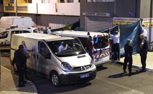 Des policiers travaillent sur le lieu d'une fusillade mortelle dans le quartier de Lemasson, à Montpellier, dans la nuit du 23 au 24 août 2014