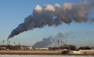 De la fumée s'échappe d'une usine chinoise à Heihe.