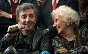 Guido Montoya Carlotto (c), enfant volé de la dictature argentine et petit-fils d'Estela Carlotto, à sa gauche, figure de proue des Grands-Mères de la Place de Mai, lors d'une conférence de presse à Buenos Aires le 8 août 2014