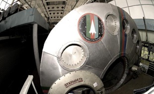 Six astronautes russes, européens et chinois, qui simulaient depuis près d'un an et demi un voyage sur Mars, enfermés dans une réplique de vaisseau spatial près de Moscou, "retournent" enfin sur Terre vendredi.