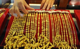 Les vols à l'arraché de colliers, phénomène qui frappe l'agglomération parisienne depuis des mois, ont explosé ces dernières semaines, les cours élevés de l'or y étant pour beaucoup.