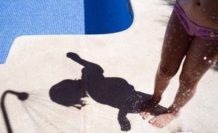 Illustration: une petite fille au bord d'une piscine.