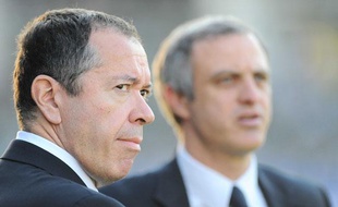 Robin Leproux, le président du PSG, et Alain Roche, le directeur du recrutement, le 20 avril 2011, à Angers.