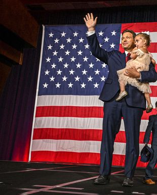 Le candidat républicain au poste de gouverneur de Floride, Ron DeSantis, avec sa femme Casey DeSantis et leurs enfants Madison, Mason et Mamie, salue la foule lors d'une soirée électorale au Convention Center de Tampa, en Floride, le 8 novembre 2022.