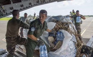 Des militaires participent à l'aide aux sinistrés de Saint-Martin et Saint-Barthélemy suite au passage de l'ouragan Irma.