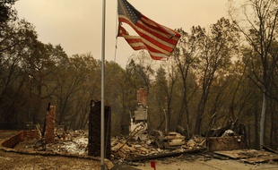 Un drapeau américain en lambeaux devant une maison détruite par l'incendie à Paradise, en Californie, le 11 novembre 2018.