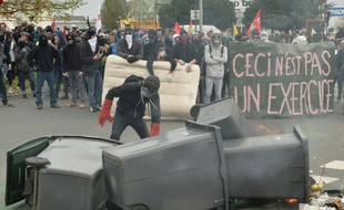 Des manifestants mettent le feu à des poubelles pendant une manifestation à Rennes contre la loi travail, le 21 avril 2016