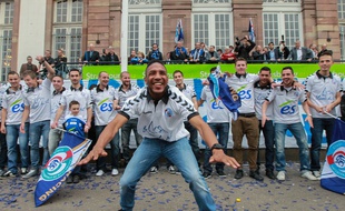 Strasbourg, le 04 juin 2013. - Les joueurs du Racing club de Strasbourg avec Pacho Donzelot en meneur célèbrent devant l'hôtel de ville de Strasbourg leur montée en National.