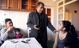 Leonarda et ses parents dans leur maison temporaire de Mitrovica (Kosovo), le 19 octobre 2013.
