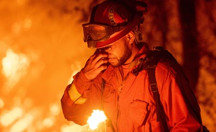 Un pompier californien lutte contre l'incendie Carr, près de Redding, le 26 juillet 2018.