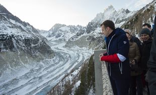 Emmanuel Macron contemplant le sillon de la dette publique (allégorie).
